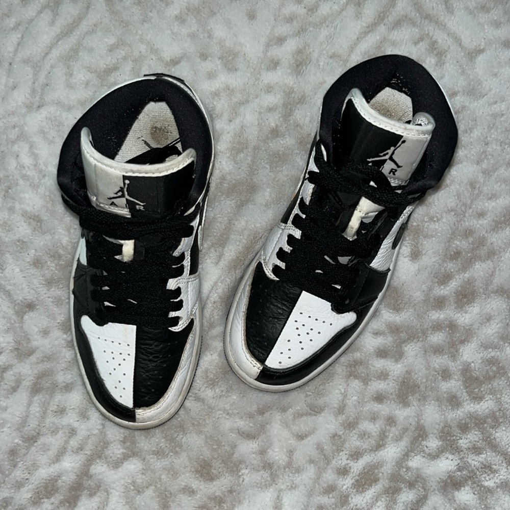 Jordan’s retro black and white Size: 5.5 in women’s.